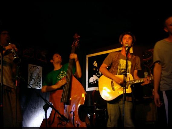 Chanteurs musiciens comme animateurs soirée